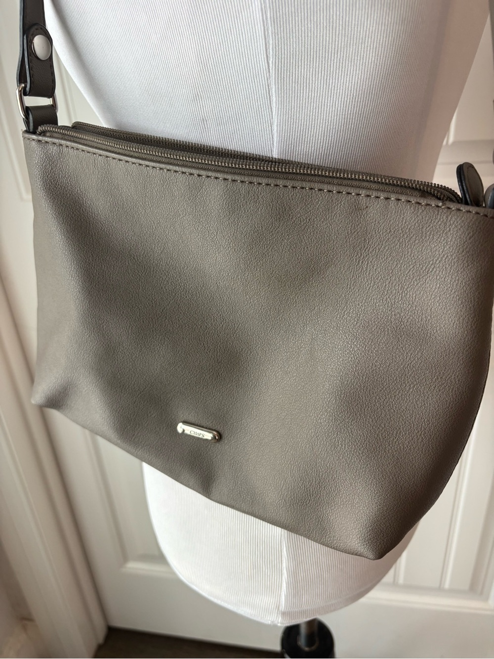 CHAPS Simple Grey purse